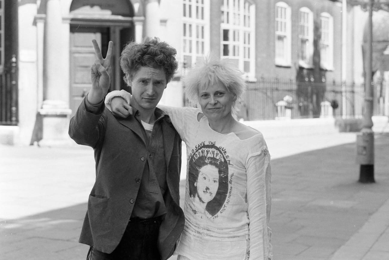 Менеджер панк-рок-группы Sex Pistols Малкольм Макларен и его подруга дизайнер Вивьен Вествуд, 1977 год