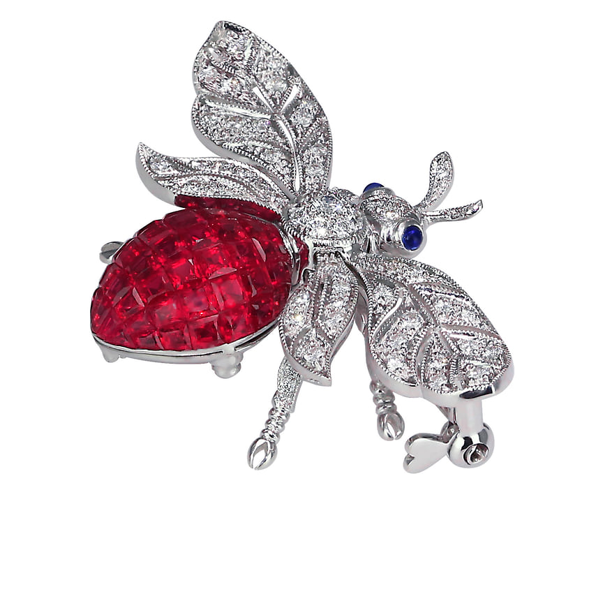 Jacob Co., брошь Fly, белое золото, рубины, сапфиры, бриллианты</p>
<p>В Древнем Египте объекты в виде стилизованных животных или насекомых из разных материалов носили как украшения, которые якобы придавали дополнительные способности их владельцу, живому или мертвому. Можно легко представить, какие качества хотели перенять от льва, тогда как амулет с изображением глаза заворачивали в мумию, чтобы она могла видеть после смерти.</p><div class='ai-viewports ai-viewport-2 ai-viewport-3 ai-insert-4-36335223' style='margin: 8px 0; clear: both;' data-insertion-position='prepend' data-selector='.ai-insert-4-36335223' data-insertion-no-dbg data-code='PGRpdiBjbGFzcz0nY29kZS1ibG9jayBjb2RlLWJsb2NrLTQgYWktbGlzdC1ibG9jaycgc3R5bGU9J21hcmdpbjogOHB4IDA7IGNsZWFyOiBib3RoOyc+Cgo8ZGl2IGNsYXNzPSdhaS1keW5hbWljIGFpLWxpc3QtZGF0YScgcmVmZXJlci1saXN0PSdJdz09JyByZWZlcmVyLWxpc3QtdHlwZT0nQicgZGF0YS1jb2RlPSdQQ0V0TFUxZlVHOXpkRFF0TFQ0S1BHUnBkaUJwWkQwaVlXUm1iM2hmTVRZNE5USTRPREkyTmpVMk1qVXpORGd3SWo0OEwyUnBkajRLUEhOamNtbHdkRDUzYVc1a2IzY3VXV0V1WVdSbWIzaERiMlJsTG1oaVEyRnNiR0poWTJ0ekxuQjFjMmdvWm5WdVkzUnBiMjRvS1NCN0NpQWdJQ0JqYjI1emRDQnlZVzVrYjIxSmJuUWdQU0JOWVhSb0xtWnNiMjl5S0UxaGRHZ3VjbUZ1Wkc5dEtDa2dLaUF4TURBd01EQXBPd29nSUNBZ1kyOXVjM1FnWkdsMlVtRnVaRzl0U1c1MElEMGdJbkpqYjJ4Zk1TSWdLeUJ5WVc1a2IyMUpiblE3Q2lBZ0lDQmtiMk4xYldWdWRDNW5aWFJGYkdWdFpXNTBRbmxKWkNnbllXUm1iM2hmTVRZNE5USTRPREkyTmpVMk1qVXpORGd3SnlrdWFXUWdQU0JrYVhaU1lXNWtiMjFKYm5RN0NpQWdJQ0IzYVc1a2IzY3VXV0V1YUdWaFpHVnlRbWxrWkdsdVp5NXdkWE5vUVdSVmJtbDBjeWhiQ2lBZ0lDQWdJQ0FnZXdvZ0lDQWdJQ0FnSUNBZ1kyOWtaVG9nWkdsMlVtRnVaRzl0U1c1MExBb2dJQ0FnSUNBZ0lDQWdjMmw2WlhNNklGdGJNekF3TERJMU1GMHNXek16Tml3eU9EQmRMRnN6TWpBc01qVXdYU3hiTXpJd0xESTNNRjBzV3pNd01Dd3pNREJkTEZzek1EQXNNakF3WFN4Yk1qUXdMRFF3TUYwc1d6TXlNQ3d6TURCZExGc3pNakFzTWpnd1hTeGJNek0yTERJMU1GMHNXek13TUN3eU9EQmRYU3dLSUNBZ0lDQWdJQ0FnSUdOdlpHVlVlWEJsT2lBblkyOXRZbThuTENBZ0lDQWdJQ0FnSUNBS0lDQWdJQ0FnSUNBZ0lHSnBaSE02SUZzS0lDQWdJQ0FnSUNBZ0lDQWdleUFpWW1sa1pHVnlJam9nSW0xNVZHRnlaMlYwSWl3Z0luQmhjbUZ0Y3lJNklIc2dJbkJzWVdObGJXVnVkRWxrSWpvZ0lqRXlPVEF6TlRNaUlIMGdmU3dLSUNBZ0lDQWdJQ0FnSUNBZ2V5QWlZbWxrWkdWeUlqb2dJbk5oY0dVaUxDQWljR0Z5WVcxeklqb2dleUFpY0d4aFkyVnRaVzUwU1dRaU9pQWlPRFE0TmpRMUlpQjlJSDBzQ1FvZ0lDQWdJQ0FnSUNBZ0lDQjdJQ0ppYVdSa1pYSWlPaUFpWW5WNmVtOXZiR0VpTENBaWNHRnlZVzF6SWpvZ2V5QWljR3hoWTJWdFpXNTBTV1FpT2lBaU1USTBPRFl6TmlJZ2ZTQjlMQW9nSUNBZ0lDQWdJQ0FnSUNCN0lDSmlhV1JrWlhJaU9pQWlZbVYwZDJWbGJrUnBaMmwwWVd3aUxDQWljR0Z5WVcxeklqb2dleUFpY0d4aFkyVnRaVzUwU1dRaU9pQWlORGN3TmpneE9TSWdmU0I5TEFrSkNpQWdJQ0FnSUNBZ0lDQmRDaUFnSUNBZ0lDQWdmUW9nSUNBZ1hTazdDaUFnSUNCM2FXNWtiM2N1ZVdGRGIyNTBaWGgwUTJJdWNIVnphQ2htZFc1amRHbHZiaWdwSUhzS0lDQWdJQ0FnSUNCM2FXNWtiM2N1V1dFdVlXUm1iM2hEYjJSbExtTnlaV0YwWlNnS0lDQWdJQ0FnSUNBZ0lDQWdld29nSUNBZ0lDQWdJQ0FnSUNBZ0lDQnZkMjVsY2tsa09pQXlPREl5TURjc0NpQWdJQ0FnSUNBZ0lDQWdJQ0FnSUdOdmJuUmhhVzVsY2tsa09pQmthWFpTWVc1a2IyMUpiblFzQ2lBZ0lDQWdJQ0FnSUNBZ0lDQWdJSEJoY21GdGN6b2dleUJ3TVRvZ0oyTjVhR2hrSnl3Z2NESTZJQ2RvWm1Oa0p5QjlMQW9nSUNBZ0lDQWdJQ0FnSUNBZ0lDQnNZWHA1VEc5aFpEb2dleUJtWlhSamFFMWhjbWRwYmpvZ01UQXdMQ0J0YjJKcGJHVlRZMkZzYVc1bk9pQXhJSDBzQ2lBZ0lDQWdJQ0FnSUNCOUNpQWdJQ0FnSUNBZ0tUc0tJQ0FnSUgwcE93cDlLVHNLUEM5elkzSnBjSFErJz48L2Rpdj4KPC9kaXY+Cg==' data-block='4'></div>
<p> Амулет с изображением зайца носили для скорости, бабуина — для мудрости. Как и в случае с другими животными, символика мухи навеяна ее поведением — постоянным поиском еды, упорством и назойливостью, которые люди интерпретировали как смелость в атаке на врага. Так в Древнем Египте украшения с мухами были военными наградами, что может показаться странным — почему не лев, например? Египтяне считали, что даже одна муха может казаться врагом, которого невозможно победить, а попадание в рой мух и вовсе невозможно забыть.</p><div class='ai-viewports ai-viewport-1 ai-insert-19-52994087' style='margin: 8px 0; clear: both;' data-insertion-position='prepend' data-selector='.ai-insert-19-52994087' data-insertion-no-dbg data-code='PGRpdiBjbGFzcz0nY29kZS1ibG9jayBjb2RlLWJsb2NrLTE5IGFpLWxpc3QtYmxvY2snIHN0eWxlPSdtYXJnaW46IDhweCAwOyBjbGVhcjogYm90aDsnPgoKPGRpdiBjbGFzcz0nYWktZHluYW1pYyBhaS1saXN0LWRhdGEnIHJlZmVyZXItbGlzdD0nSXc9PScgcmVmZXJlci1saXN0LXR5cGU9J0InIGRhdGEtY29kZT0nUENFdExVUmZVRzl6ZERNdExUNEtQR1JwZGlCcFpEMGlZV1JtYjNoZk1UWTJPRFl5T1RZek5EVXhNRE0xTURjM0lqNDhMMlJwZGo0S1BITmpjbWx3ZEQ1M2FXNWtiM2N1V1dFdVlXUm1iM2hEYjJSbExtaGlRMkZzYkdKaFkydHpMbkIxYzJnb1puVnVZM1JwYjI0b0tTQjdDaUFnSUNCamIyNXpkQ0J5WVc1a2IyMUpiblFnUFNCTllYUm9MbVpzYjI5eUtFMWhkR2d1Y21GdVpHOXRLQ2tnS2lBeE1EQXdNREFwT3dvZ0lDQWdZMjl1YzNRZ1pHbDJVbUZ1Wkc5dFNXNTBJRDBnSW5KamIyeGZNU0lnS3lCeVlXNWtiMjFKYm5RN0NpQWdJQ0JrYjJOMWJXVnVkQzVuWlhSRmJHVnRaVzUwUW5sSlpDZ25ZV1JtYjNoZk1UWTJPRFl5T1RZek5EVXhNRE0xTURjM0p5a3VhV1FnUFNCa2FYWlNZVzVrYjIxSmJuUTdDaUFnSUNCM2FXNWtiM2N1V1dFdWFHVmhaR1Z5UW1sa1pHbHVaeTV3ZFhOb1FXUlZibWwwY3loYkNpQWdJQ0FnSUNBZ2V3b2dJQ0FnSUNBZ0lDQWdZMjlrWlRvZ1pHbDJVbUZ1Wkc5dFNXNTBMQW9nSUNBZ0lDQWdJQ0FnYzJsNlpYTTZJRnRiTXpBd0xESTFNRjBzV3pNek5pd3lPREJkTEZzek1qQXNNalV3WFN4Yk16SXdMREkzTUYwc1d6TXdNQ3d6TURCZExGc3pORE1zTXpBMlhTeGJOakF3TERNek1GMHNXek13TUN3eU1EQmRMRnN6TWpBc016QXdYU3hiTXpJd0xESTRNRjBzV3pNek5pd3lOVEJkTEZzek1EQXNNamd3WFN4Yk5UZ3dMRFF3TUYwc1d6WXdNQ3d6T0RCZExGczJNREFzTlRBd1hTeGJOakl3TERJME1GMHNXelkwTUN3ek5qQmRMRnMyTmpBc01qVXdYU3hiTmpRd0xESTFNRjBzV3pNMU1Dd3pNVEJkTEZzMk5EQXNNekF3WFN4Yk5qTXdMREU0TUYxZExBb2dJQ0FnSUNBZ0lDQWdZbWxrY3pvZ1d3b2dJQ0FnSUNBZ0lDQWdJQ0I3SUNKaWFXUmtaWElpT2lBaWJYbFVZWEpuWlhRaUxDQWljR0Z5WVcxeklqb2dleUFpY0d4aFkyVnRaVzUwU1dRaU9pQWlNVEUxTWpjd09TSWdmU0I5TEFvSkNRbDdJQ0ppYVdSa1pYSWlPaUFpWW1WMGQyVmxia1JwWjJsMFlXd2lMQ0FpY0dGeVlXMXpJam9nZXlBaWNHeGhZMlZ0Wlc1MFNXUWlPaUFpTkRZeE56SXdNQ0lnZlNCOUxBb2dJQ0FnSUNBZ0lDQWdJQ0I3SUNKaWFXUmtaWElpT2lBaWMyRndaU0lzSUNKd1lYSmhiWE1pT2lCN0lDSndiR0ZqWlcxbGJuUkpaQ0k2SUNJM09UUXlOVE1pSUgwZ2ZTd0tDUWtKZXlBaVltbGtaR1Z5SWpvZ0ltSjFlbnB2YjJ4aElpd2dJbkJoY21GdGN5STZJSHNnSW5Cc1lXTmxiV1Z1ZEVsa0lqb2dJakV5TkRBek56Y2lJSDBnZlN3SkNpQWdJQ0FnSUNBZ0lDQmRDaUFnSUNBZ0lDQWdmUW9nSUNBZ1hTazdDaUFnSUNCM2FXNWtiM2N1ZVdGRGIyNTBaWGgwUTJJdWNIVnphQ2htZFc1amRHbHZiaWdwSUhzS0lDQWdJQ0FnSUNCM2FXNWtiM2N1V1dFdVlXUm1iM2hEYjJSbExtTnlaV0YwWlNnS0lDQWdJQ0FnSUNBZ0lDQWdld29nSUNBZ0lDQWdJQ0FnSUNBZ0lDQnZkMjVsY2tsa09pQXlPREl5TURjc0NpQWdJQ0FnSUNBZ0lDQWdJQ0FnSUdOdmJuUmhhVzVsY2tsa09pQmthWFpTWVc1a2IyMUpiblFzQ2lBZ0lDQWdJQ0FnSUNBZ0lDQWdJSEJoY21GdGN6b2dleUJ3TVRvZ0oyTjNhVzluSnl3Z2NESTZJQ2RvWm1Oakp5QjlMQW9nSUNBZ0lDQWdJQ0FnSUNBZ0lDQnNZWHA1VEc5aFpEb2dleUJtWlhSamFFMWhjbWRwYmpvZ01qQXdMQ0J0YjJKcGJHVlRZMkZzYVc1bk9pQXhJSDBzQ2lBZ0lDQWdJQ0FnSUNCOUNpQWdJQ0FnSUNBZ0tUc0tJQ0FnSUgwcE93cDlLVHNLUEM5elkzSnBjSFErJz48L2Rpdj4KPC9kaXY+Cg==' data-block='19'></div>
<p>
Выйти из полноэкранного режима
</p>
<p><img decoding=