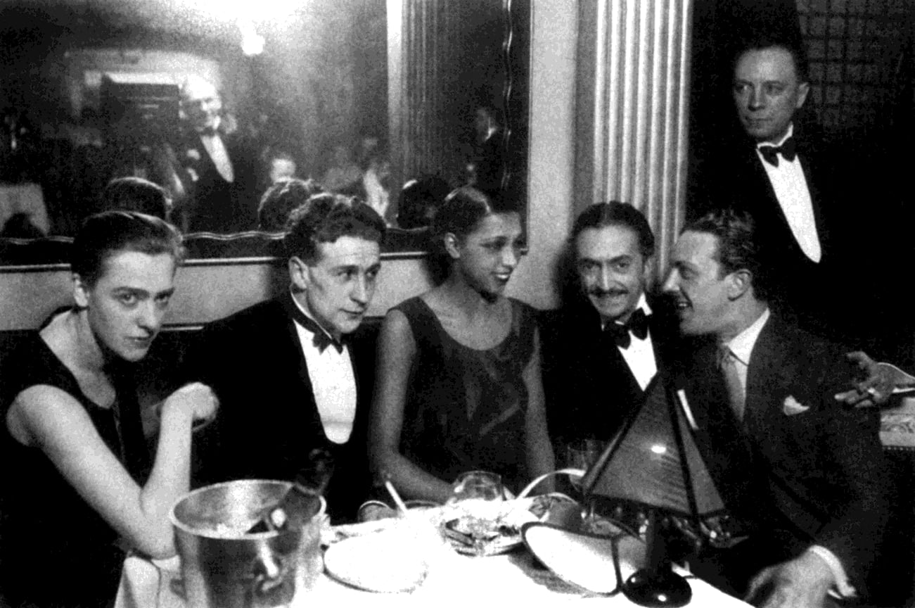 Жозефина Бейкер с писателем Жоржем Сименоном и его женой Тиги (слева) и ее женихом и агентом Джузеппе Абатино по имени Пепито (справа), около 1928 года в ее ресторане Chez Josephine в Париже