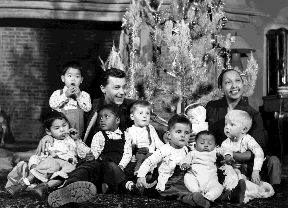Жозефина Бейкер со своим третьим мужем Джо Буйоном и приемными детьми, Рождество 1956 года