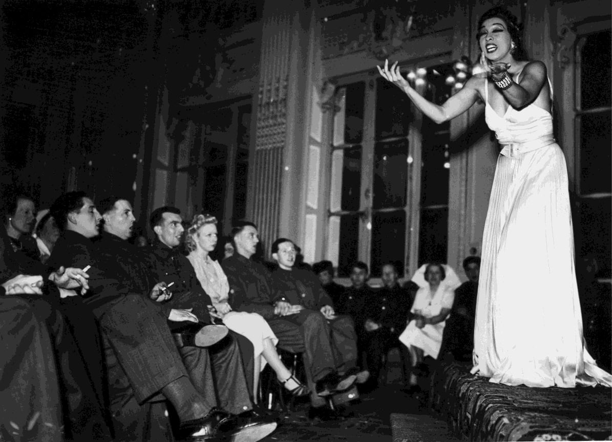 Жозефина Бейкер выступает перед военнослужащими в британском клубе Leave в отеле Moderne в Париже, Вторая мировая война, май 1940 года. 