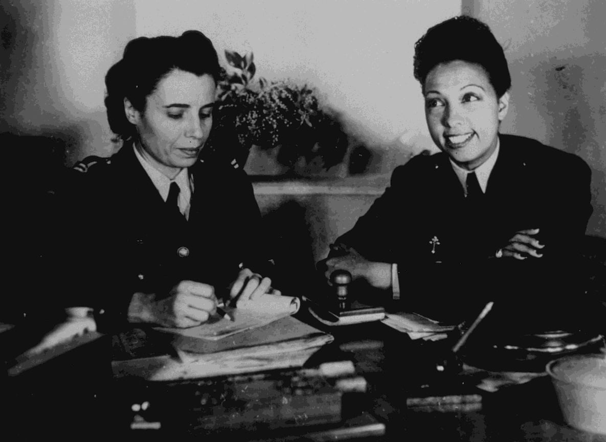 Жозефина Бейкер (справа) волонтер в Женской вспомогательной авиации Свободной Франции, 1940 год.