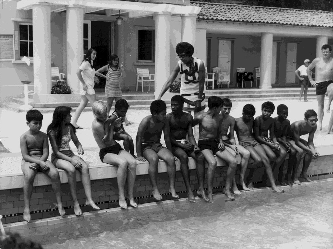 Жозефина Бейкер с детьми у бассейна на вилле в Монте-Карло, 26 июля 1969 года. 