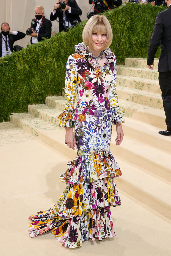 Главный редактор американского Vogue и ключевая фигура Met Gala, Анна Винтур пришла на бал в платье Oscar de la Renta