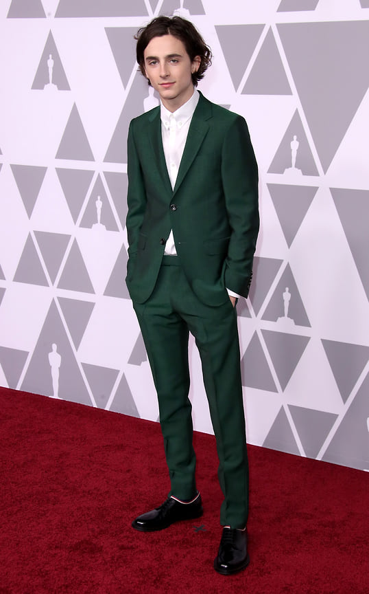 На обеде по случаю премии Оскар-2018 Шаламе появился в образе скромном, но заметном – зеленый костюм Gucci нельзя назвать кричащим, но должное внимание он к себе привлекает.
