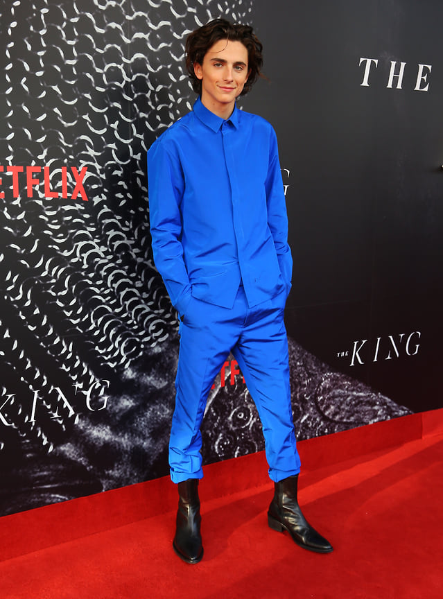 Самые популярные приемы Тимоти Шаламе на красной дорожке – высокие черные сапоги и костюм Haider Ackermann. На австралийской премьере фильма «Король» в 2019 Тимоти Шаламе использовал оба.