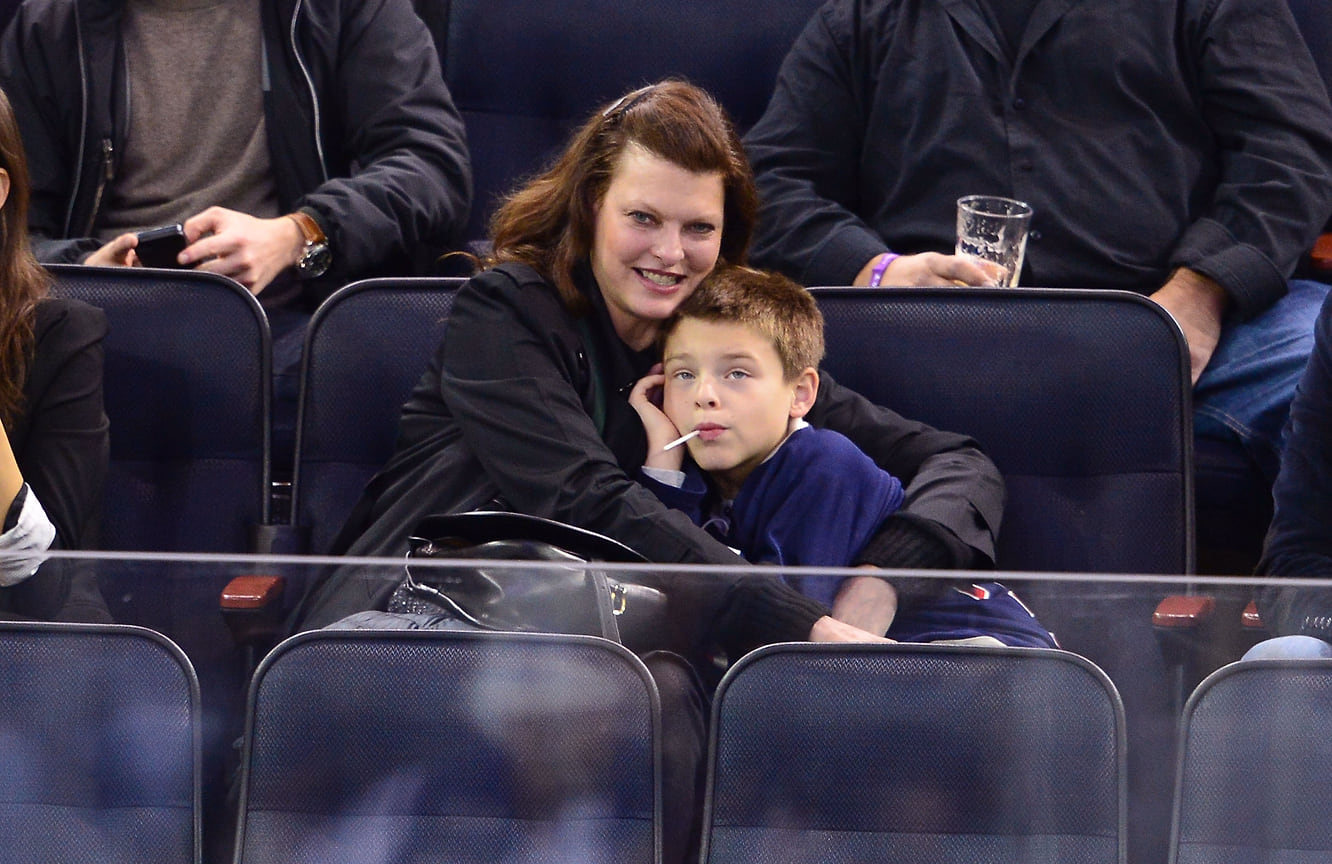 Линда Евангелиста с сыном на матче, 2014 год
