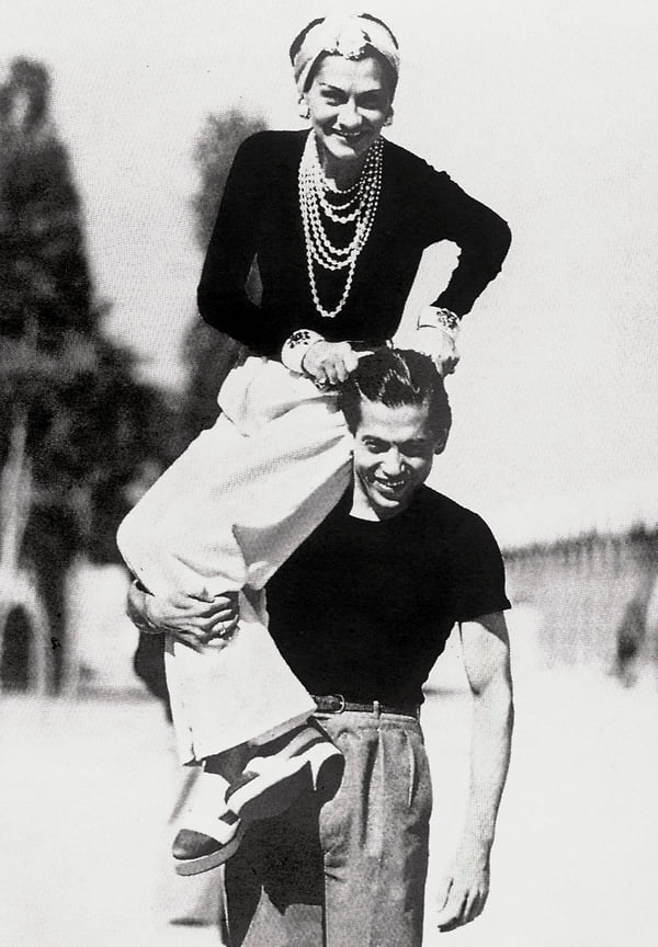 Габриэль Шанель на плече своего друга Сержа Лифаря, 1937 год