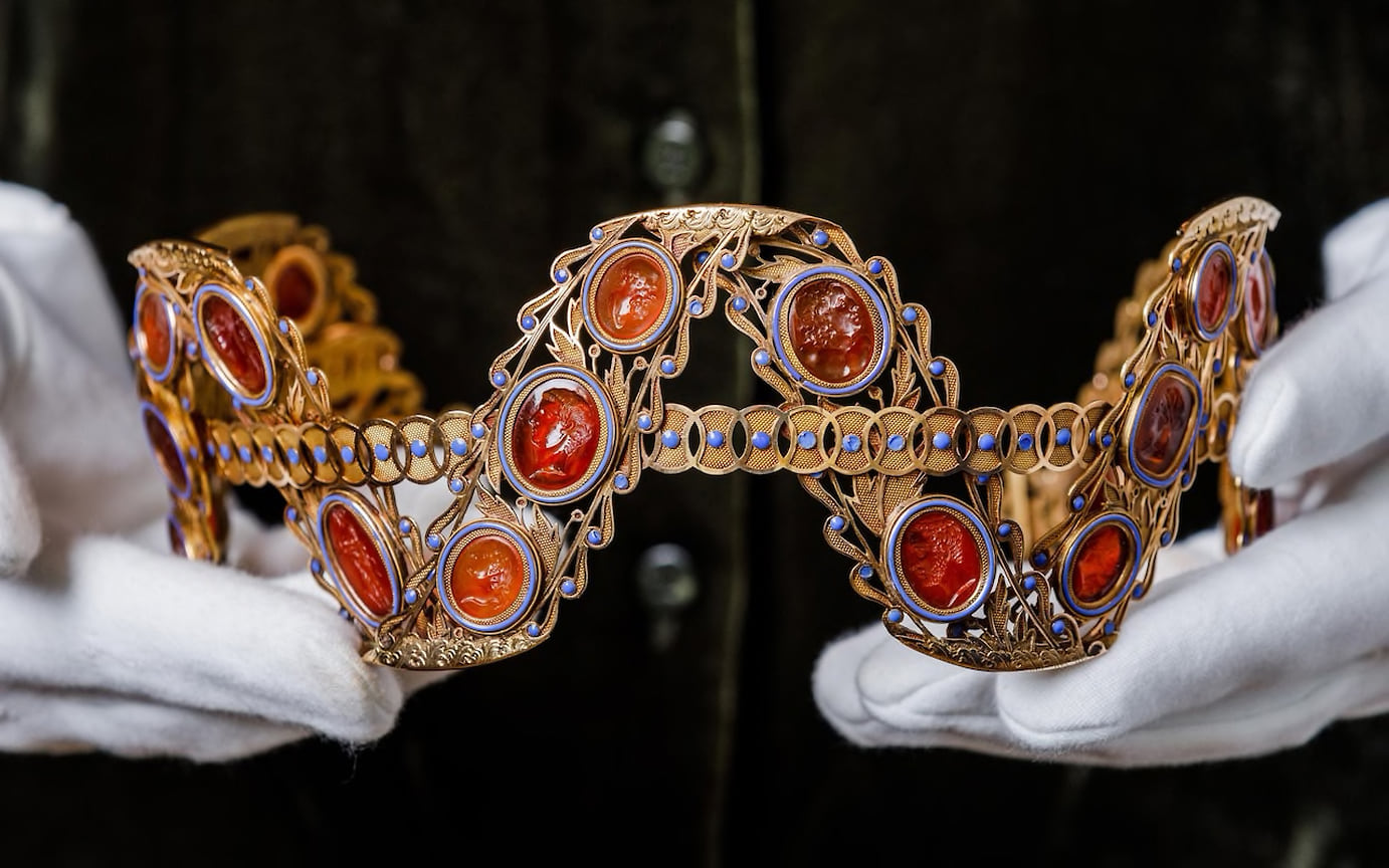 Диадема из золота, с эмалью, украшенная двадцатью пятью сердоликовыми инталиями, преимущественно с мужскими и женскими классическими головами, около 1808 года.