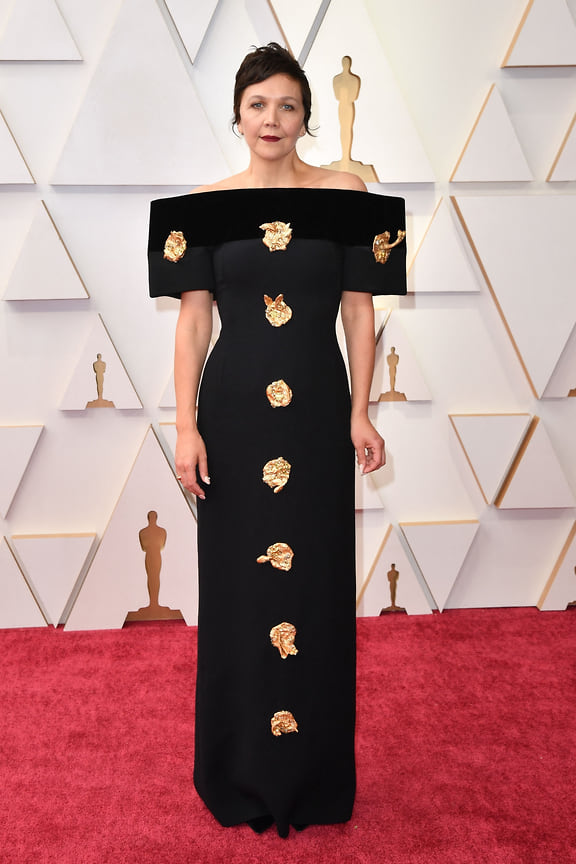 Мэгги Джилленхол, номинированная на лучший адаптированный сценарий за фильм «Незнакомая дочь», в платье Schiaparelli
