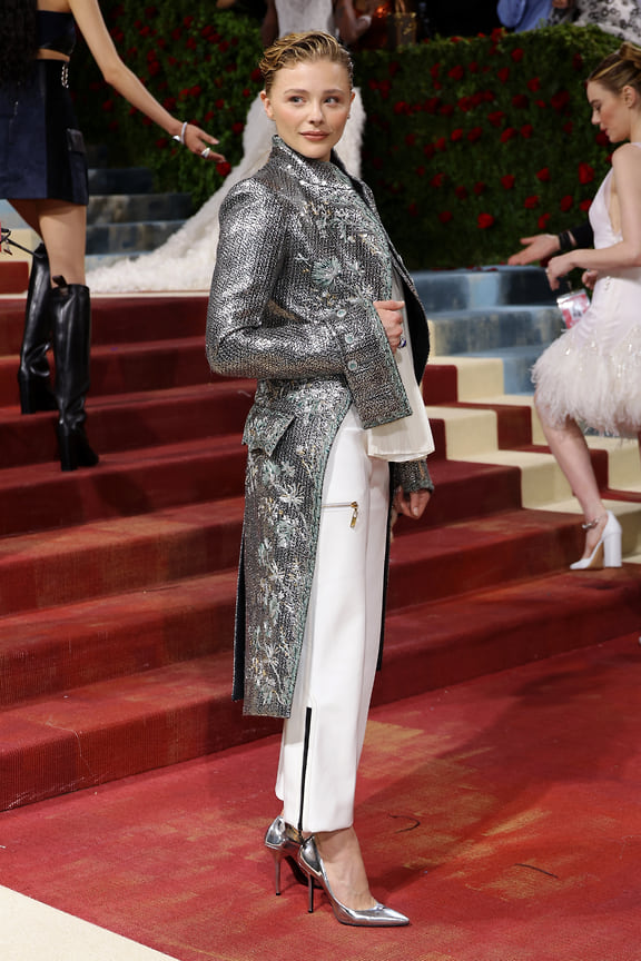 Хлоя Морец в костюме и расшитом плаще Louis Vuitton.
