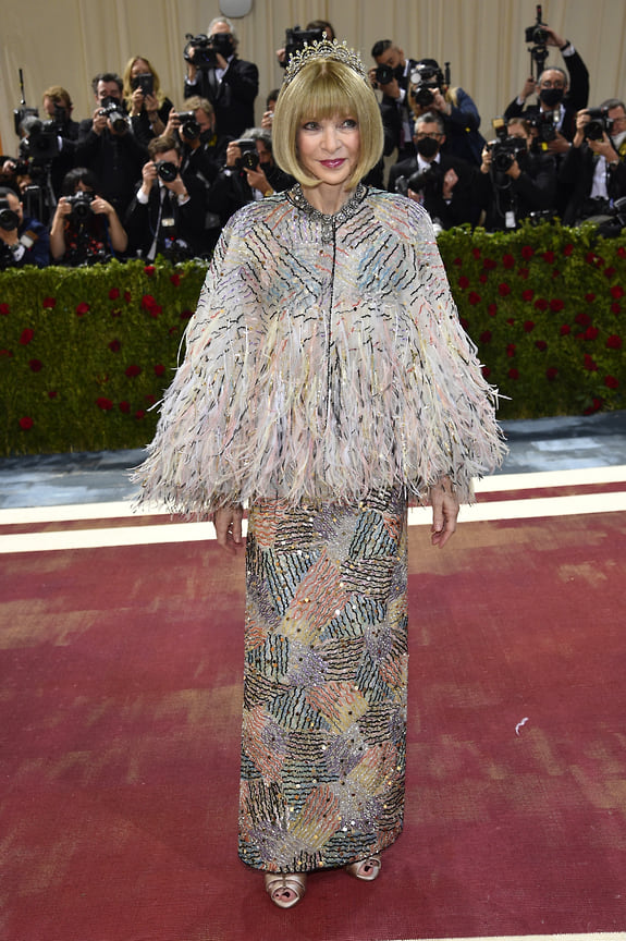 Главный редактор американского Vogue и учредитель Met Gala Анна Винтур в Chanel Couture. Винтур почти каждый год выбирает наряды французского дома, но в этом году Анна решила добавить еще и корону.
