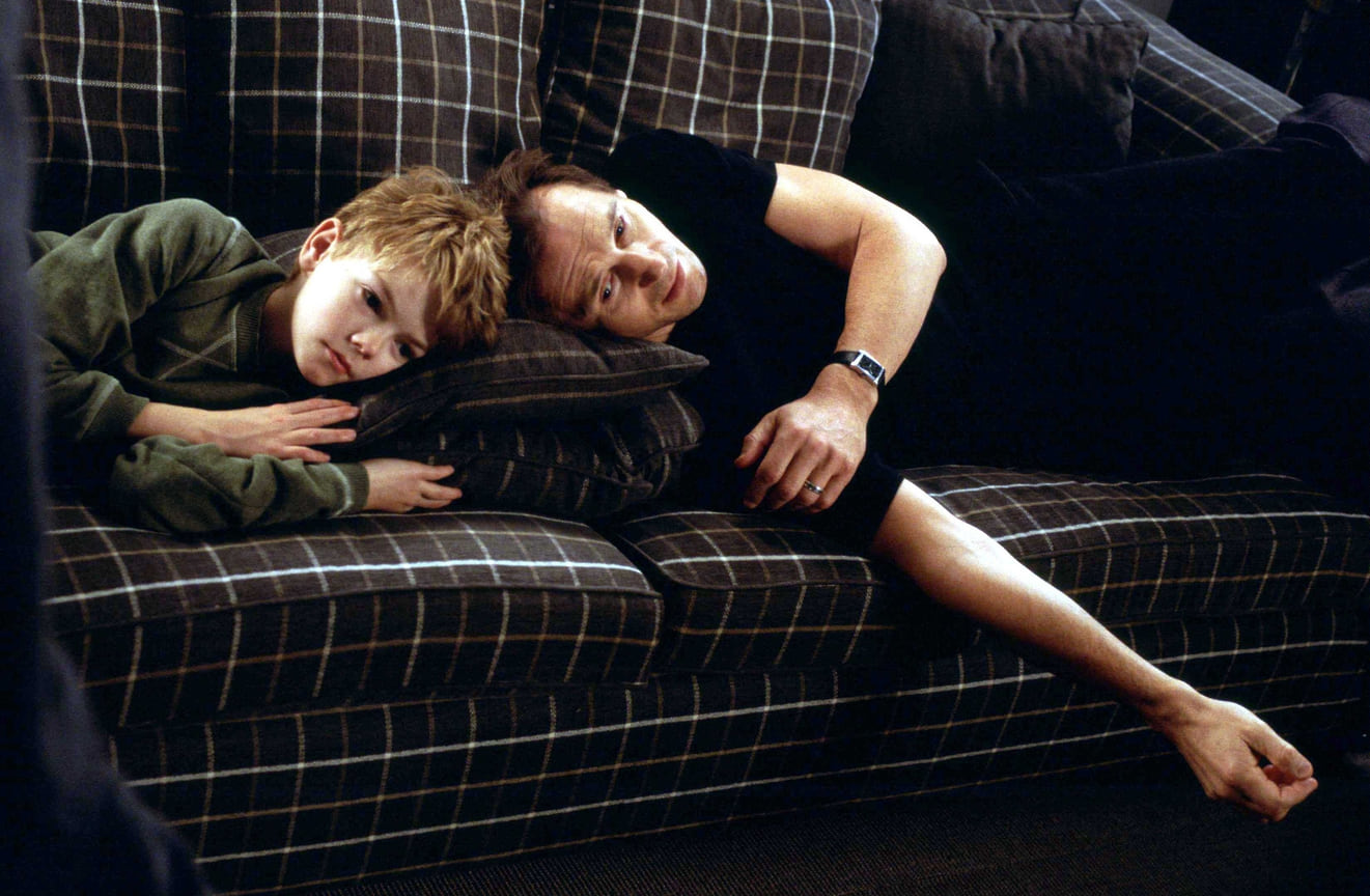 Кадр из фильма «Реальная любовь», 2003 год. Томас Броуди-Сангстер и Лиам Нисон.