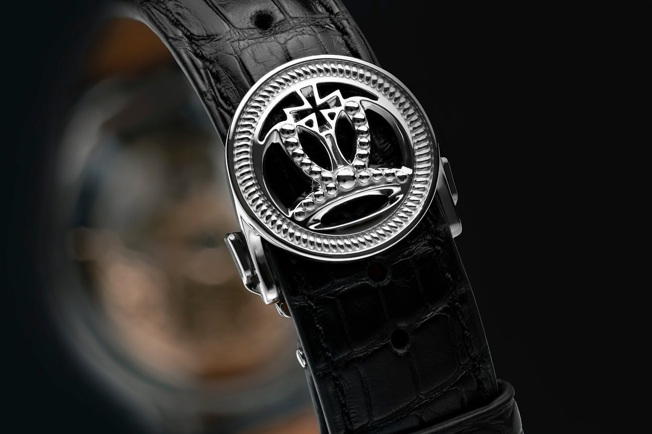 Серийная версия часов ИПФ в корпусе из белого золота, с черным циферблатом и корпусным кольцом из снежного обсидиана