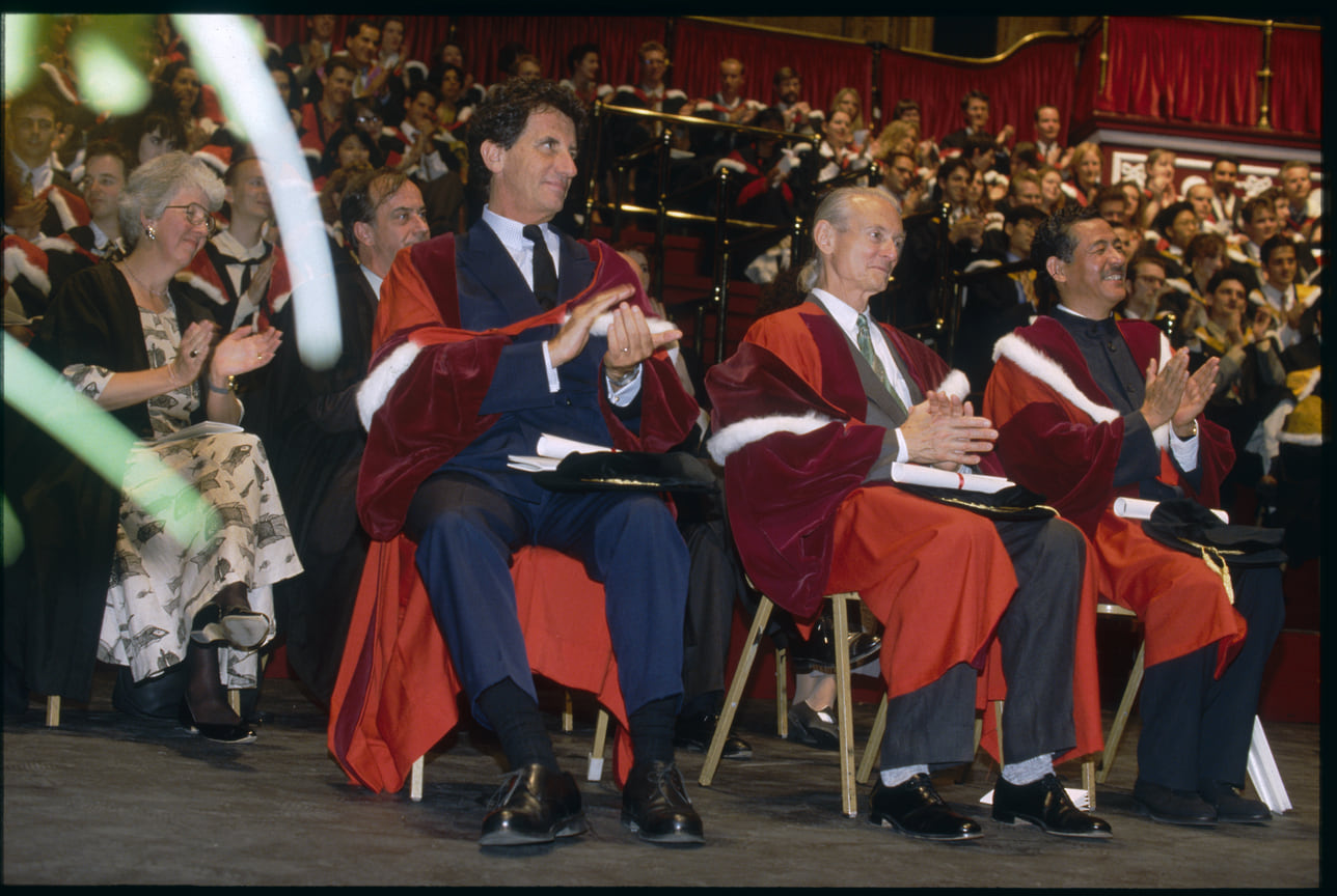 Иссей Мияке во время получения степени почетного доктора в Королевском Альберт-Холле.Лондон, 1993 год