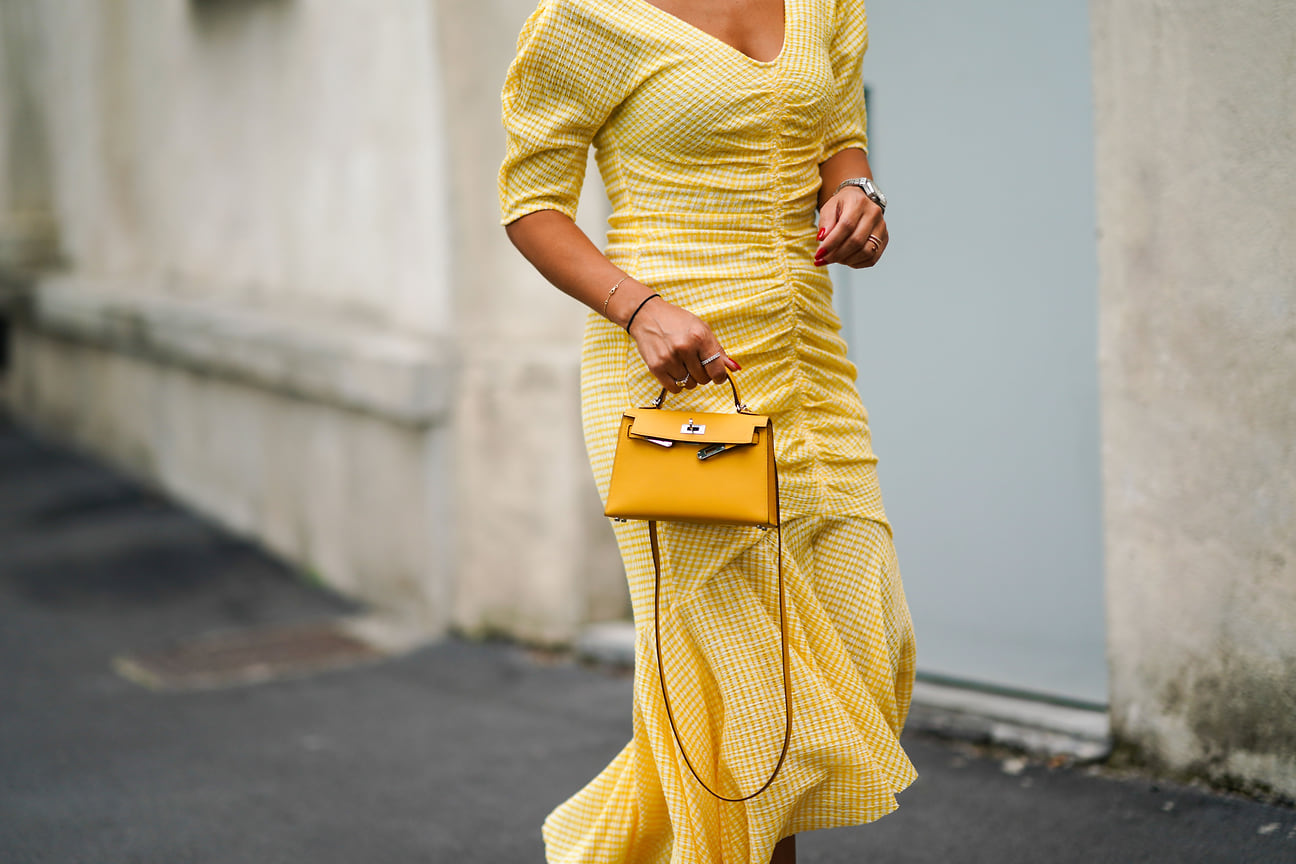 Гостья недели моды в Париже в платье из сераскера