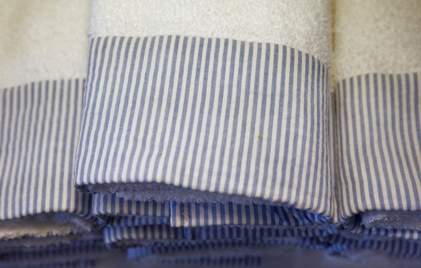 Полотенца для рук с синей отделкой из сирсакера