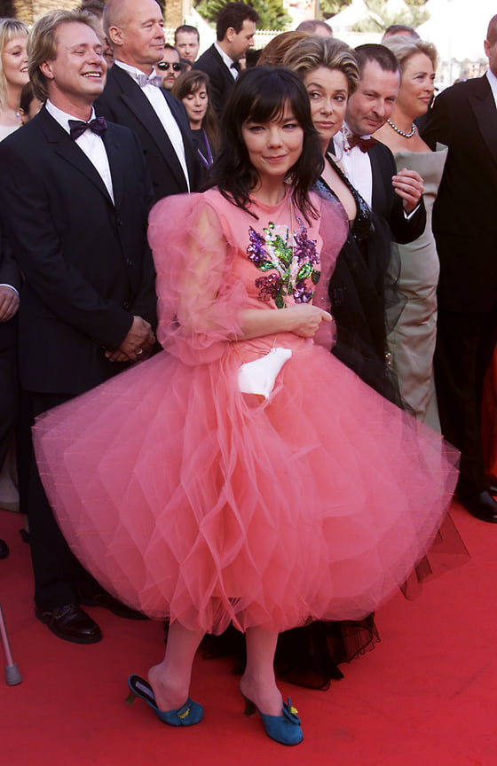 Каннский кинофестиваль: Бьорк в платье Marjan Pejoski на премьере фильма Ларса фон Триера «Танцующая в темноте», в котором она исполнила главную роль. Картина получила Золотую пальмовую ветвь. 2000 год.
