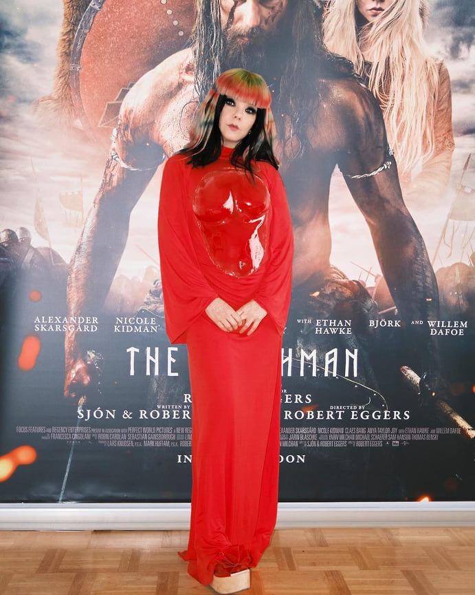 На премьера фильма «Северянин» в платье JW Anderson Loewe. Рейкьявик, 2022 год.
