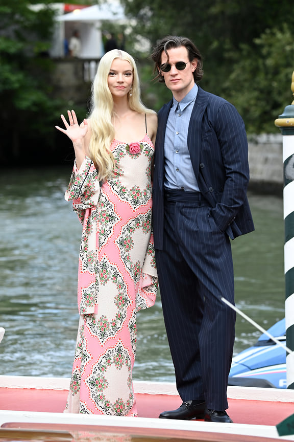 С актрисой Анной Тейлор-Джой на Венецианском кинофстивале, 2021 год.
