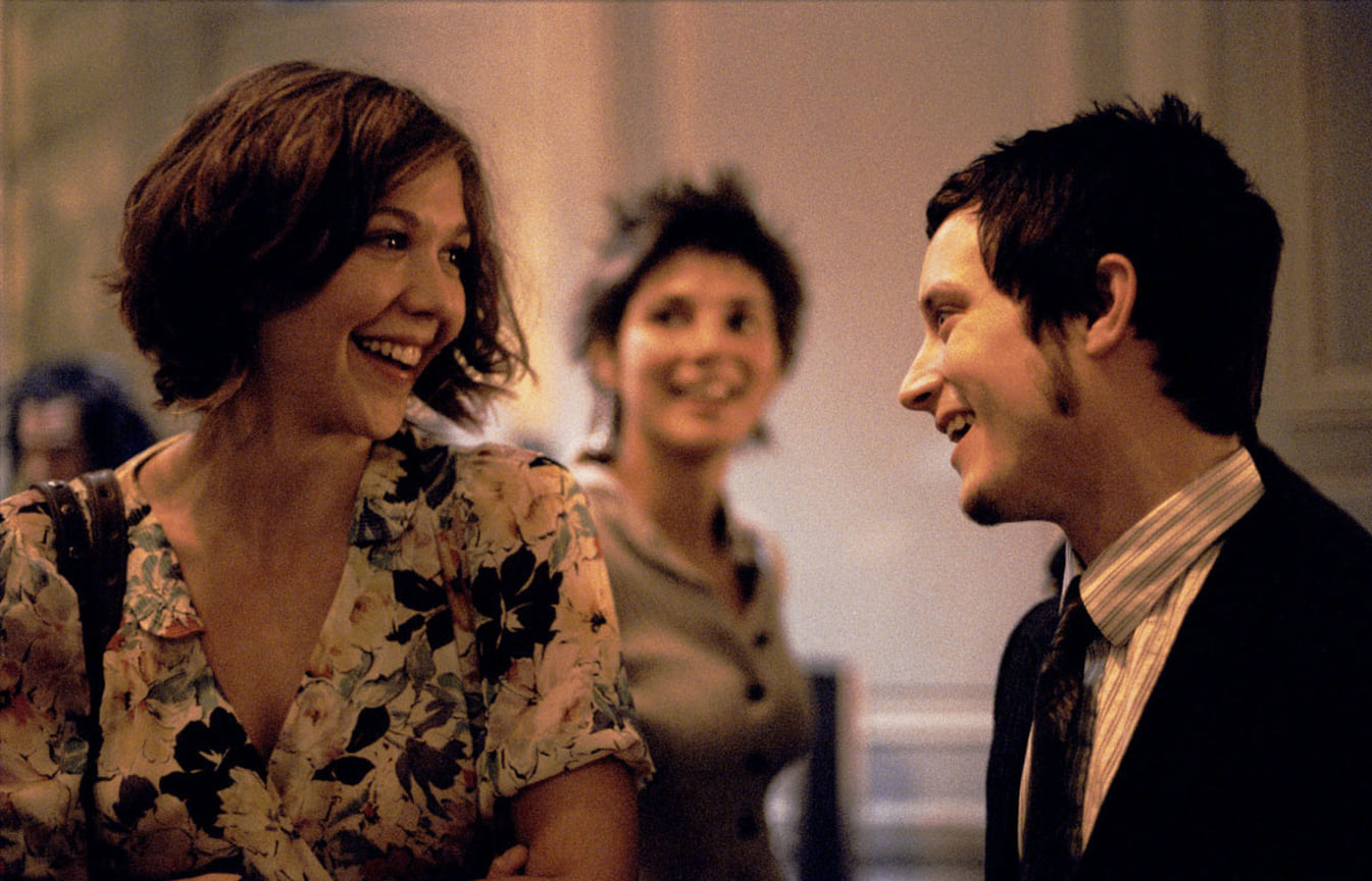 Мэгги Джилленхол и Элайджа Вуд в фильме «Париж, я люблю тебя!», 2006 год.