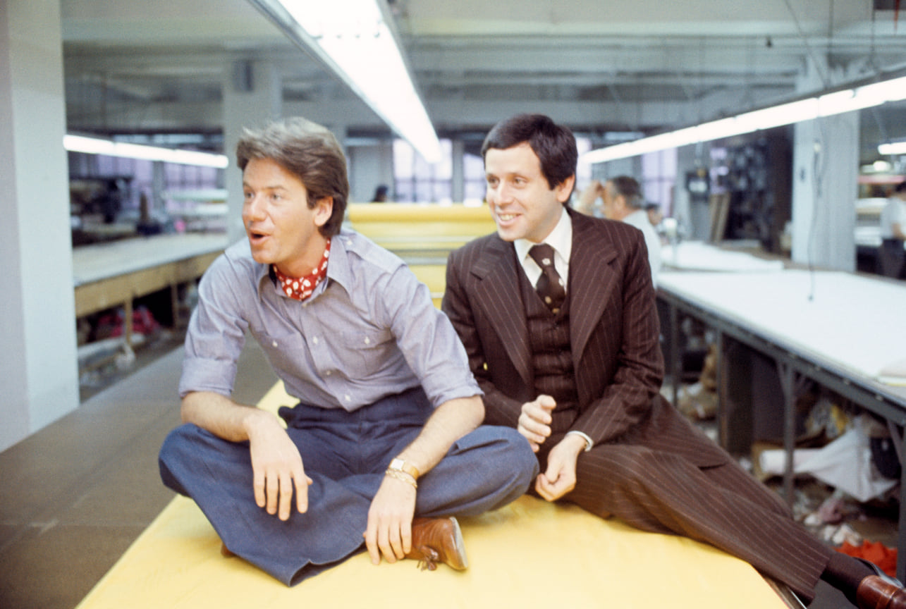 Кельвин Кляйн основал собственный бренд в 1968 году. В этом ему помог друг Барри Шварц. Тогда марка называлась Calvin Klein Ltd и специализировалась на пошиве верхней одежды для мужчин. Немного позже к ассортименту добавились и женские вещи &lt;br> На фото: Кельвин Кляйн (слева) и Барри Шварц
