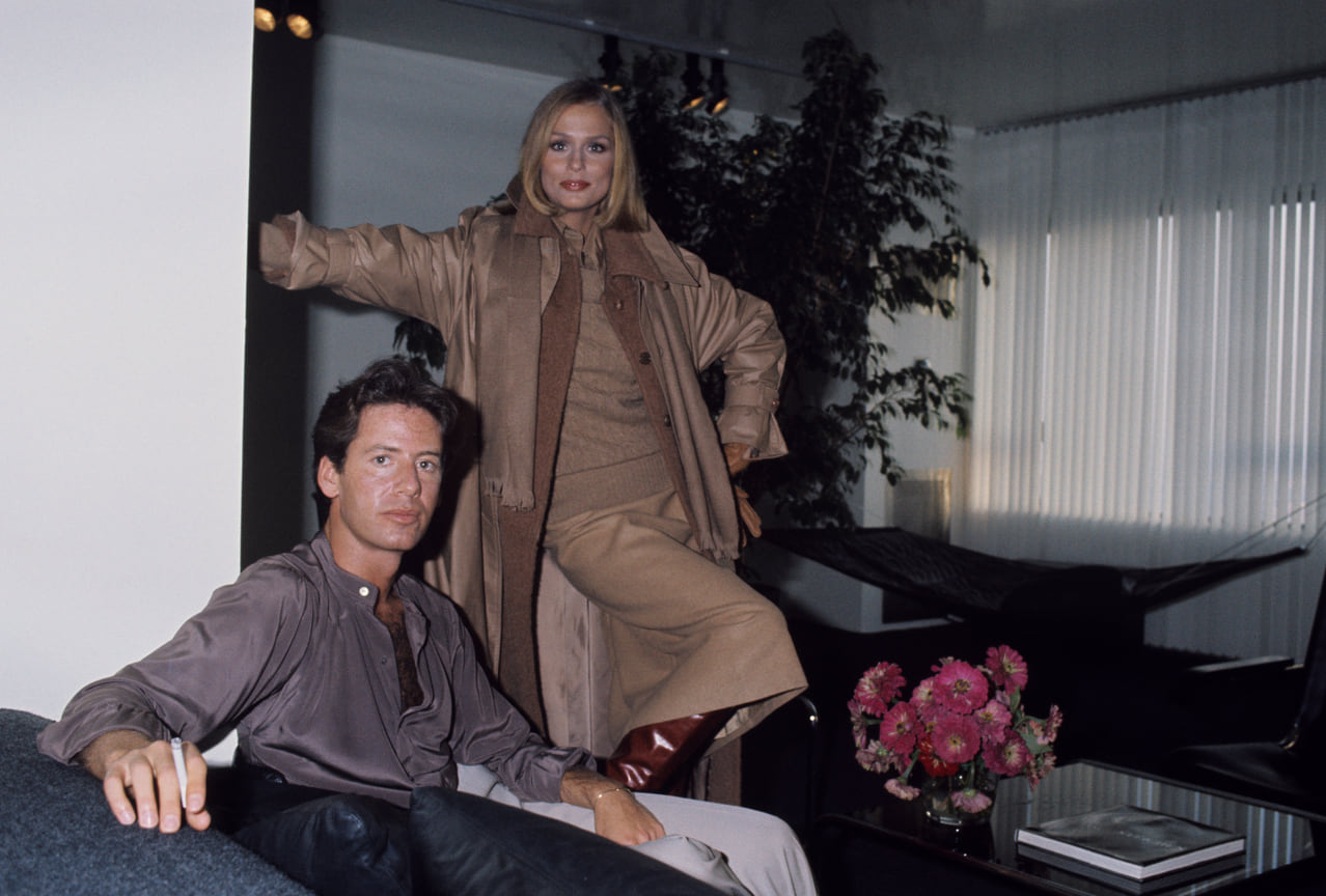 В 1970-х годах Кляйн три года подряд завоевывал «Коти» — премию американских модных критиков (за 1973, 1974 и 1975 годы) &lt;br> На фото: Кельвин Кляйн и модель Лорен Хаттон, 1975 год