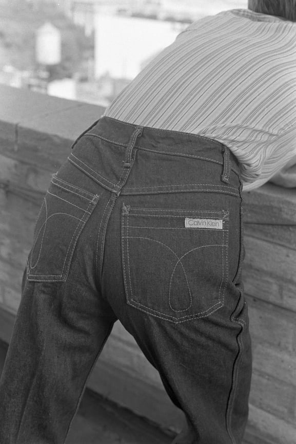 В 1978 году Кляйн одним из первых представил дизайнерские джинсы. Раньше такой элемент гардероба считался рабочей одеждой, однако дизайнер «вывел» джинсы на подиум. Вместе с этим Кельвин Кляйн стал родоначальником тренда на заметные логотипы, который не проходит и сегодня
