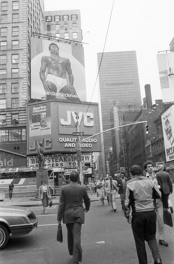 В 1982 году Кельвин Кляйн добавил к своей линейке нижнее белье. Коллекция довольно быстро снискала популярность — во многом из-за провокационных реклам с обнаженными моделями. За первый год продажи нижнего белья принесли бренду около $70 млн &lt;br> На фото: реклама мужского нижнего белья Calvin Klein на Таймс-сквер с прыгуном с шестом, участником Олимпийских игр 1984 года Томом Хинтинхаусом 
