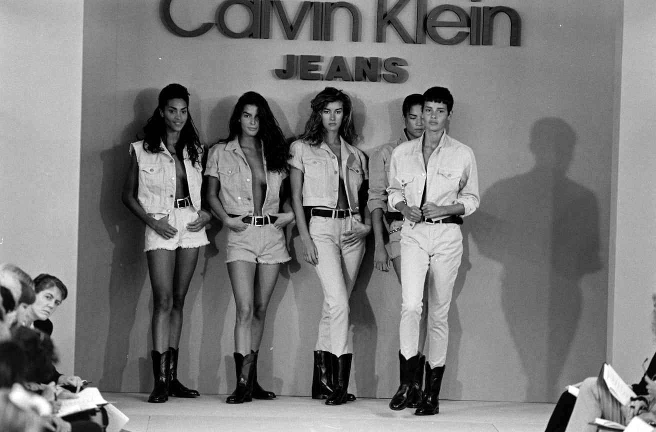 В 1990-х годах в Calvin Klein выпустили модель джинсов, которая подходила и мужчинам, и женщинам. Таким образом, бренд одним из первых зашел в сегмент «унисекс»
