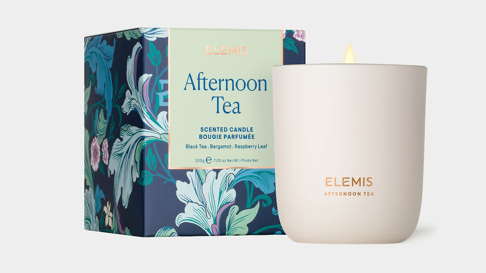 Elemis,  ароматическая свеча «Чайная Церемония» с ароматом черного чая, бергамота и листьев малины. Цена: 4 000 руб.