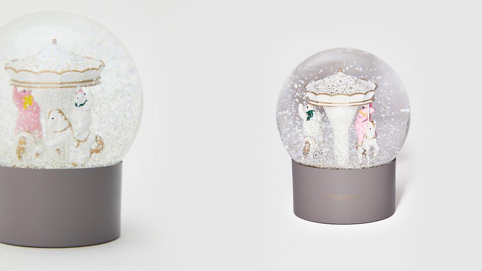 12 storeez, стеклянный «снежный» шар с миниатюрной рождественской каруселью и медвежатами. Цена: 5 980 руб.
