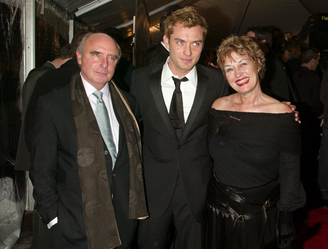 Родители Джуда – школьные учителя. Однако сейчас они владеют театральной компанией во Франции. На фото: Джуд Лоу (в центре) с родителями — отцом Питером и матерью Мэгги, 2003 год.
