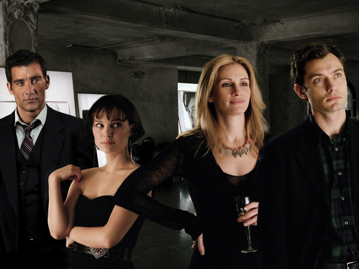 Клайв Оуэн, Натали Портман, Джуд Лоу и Джулия Робертс в фильме «Близость», 2004 год.