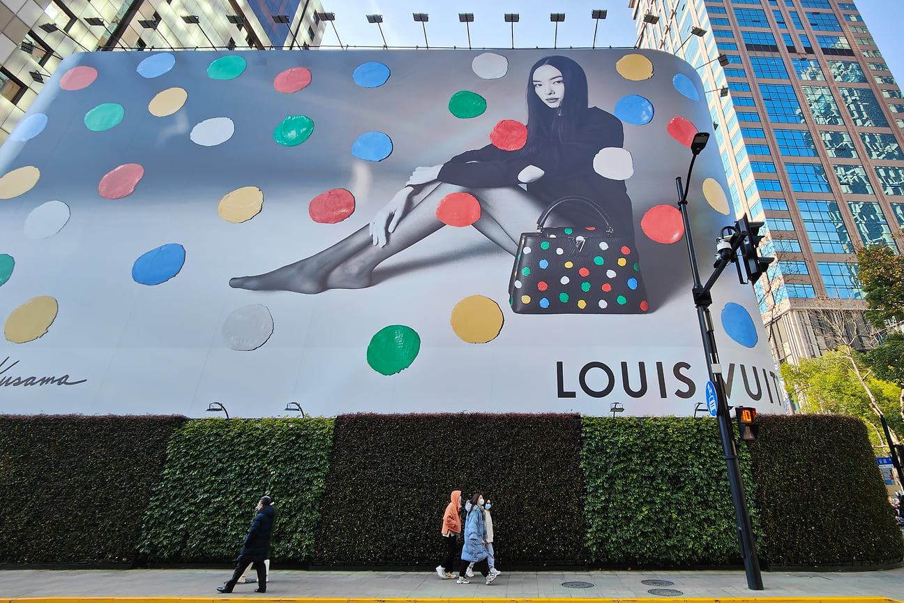 Рекламная кампания совместной коллекции Louis Vuitton и Яёи Кусама в Шанхае
