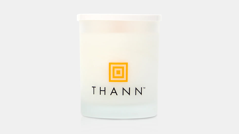 Thann, ароматическая свеча Eden Breeze из натурального пальмового сырья с добавлением эфироля дамасской розы и эфирных масел жасмина, пало-санто и бергамота.