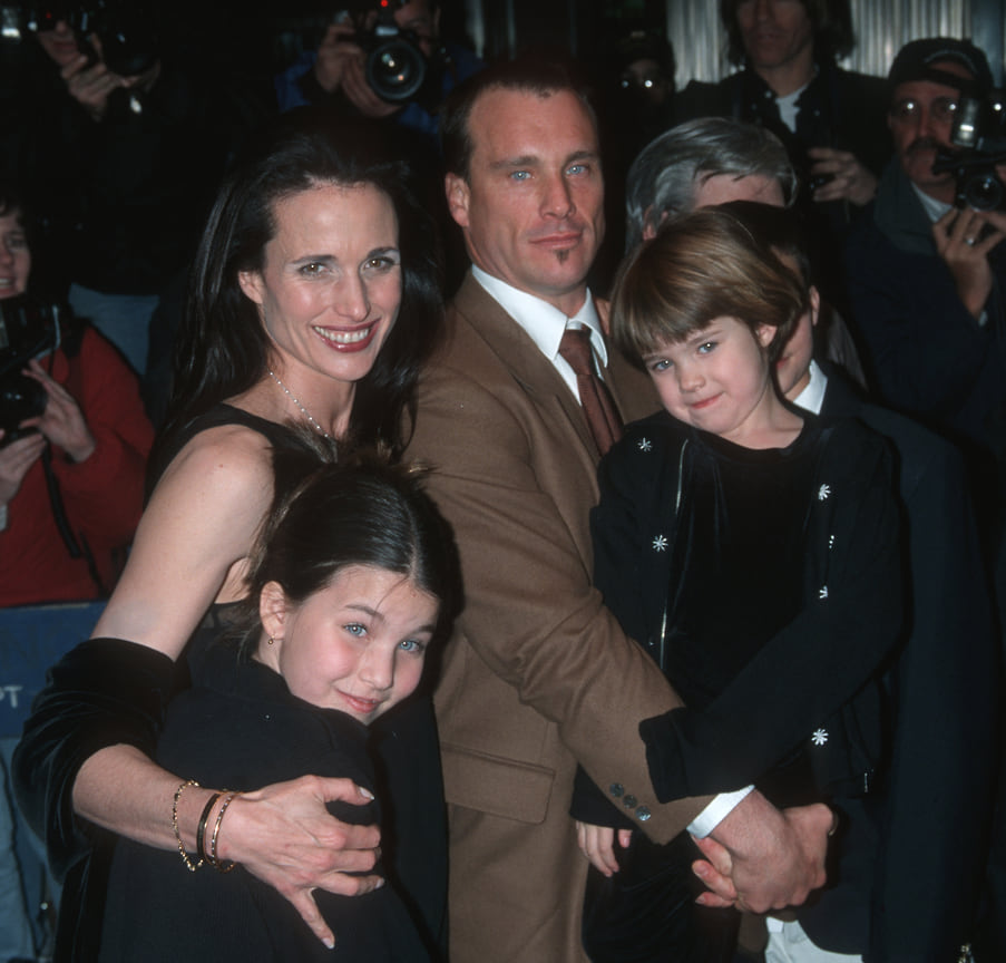 Макдауэлл утверждает, что не разрешала своим дочерям идти в актрисы, пока тем не исполнилось 18 лет. Энди с дочерьми и мужем, 1999 год

