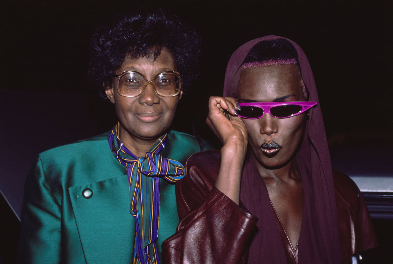 Грейс с мамой Марджори Джонс на  вечеринкеу по случаю показа фильма «Вид на убийство»,  1985 год