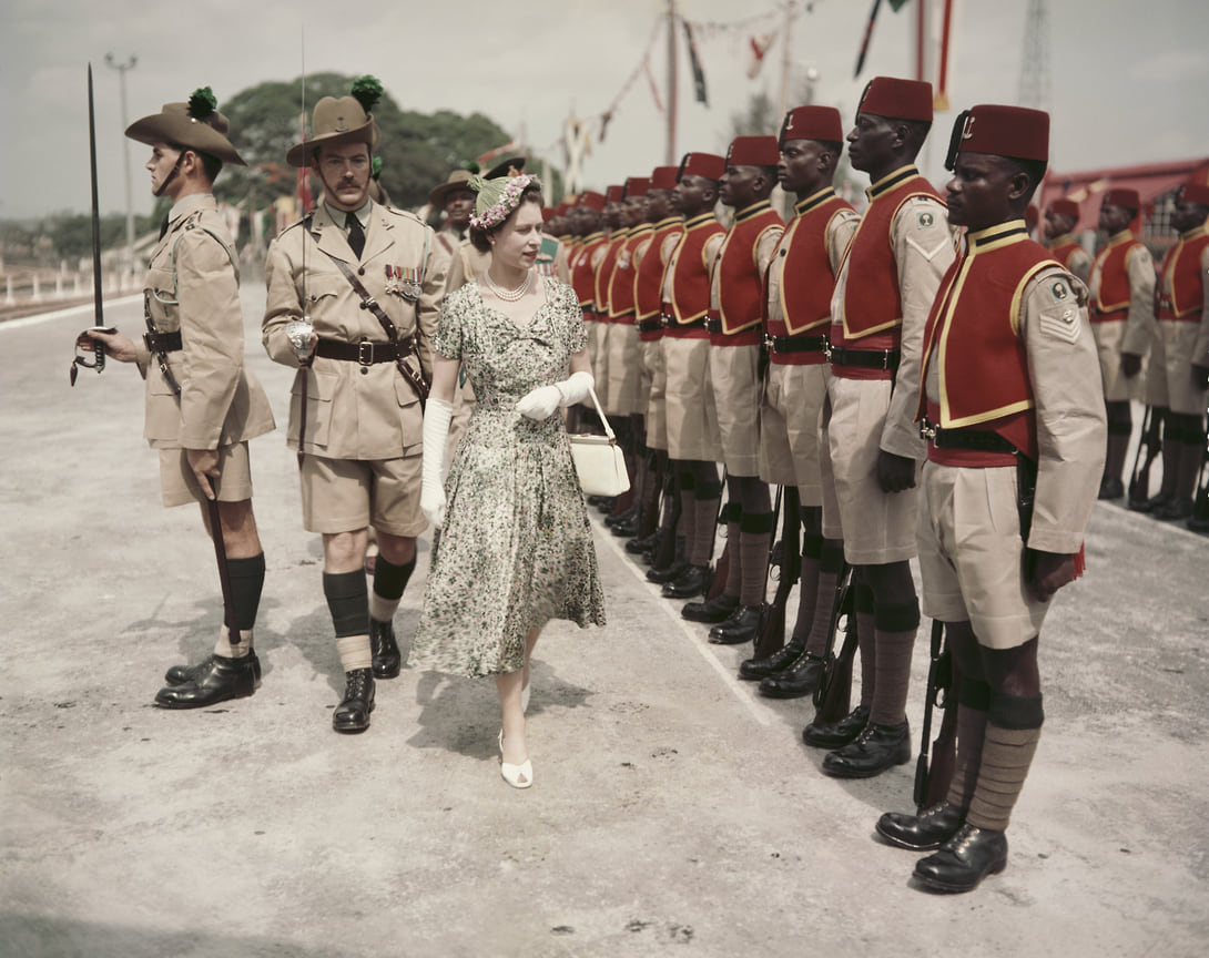 Королева Елизавета II осматривает военнослужащих недавно переименованного в Собственный Нигерийский полк королевы, Королевские Западноафриканские пограничные силы, в аэропорту Кадуна, Нигерия, 1956 год