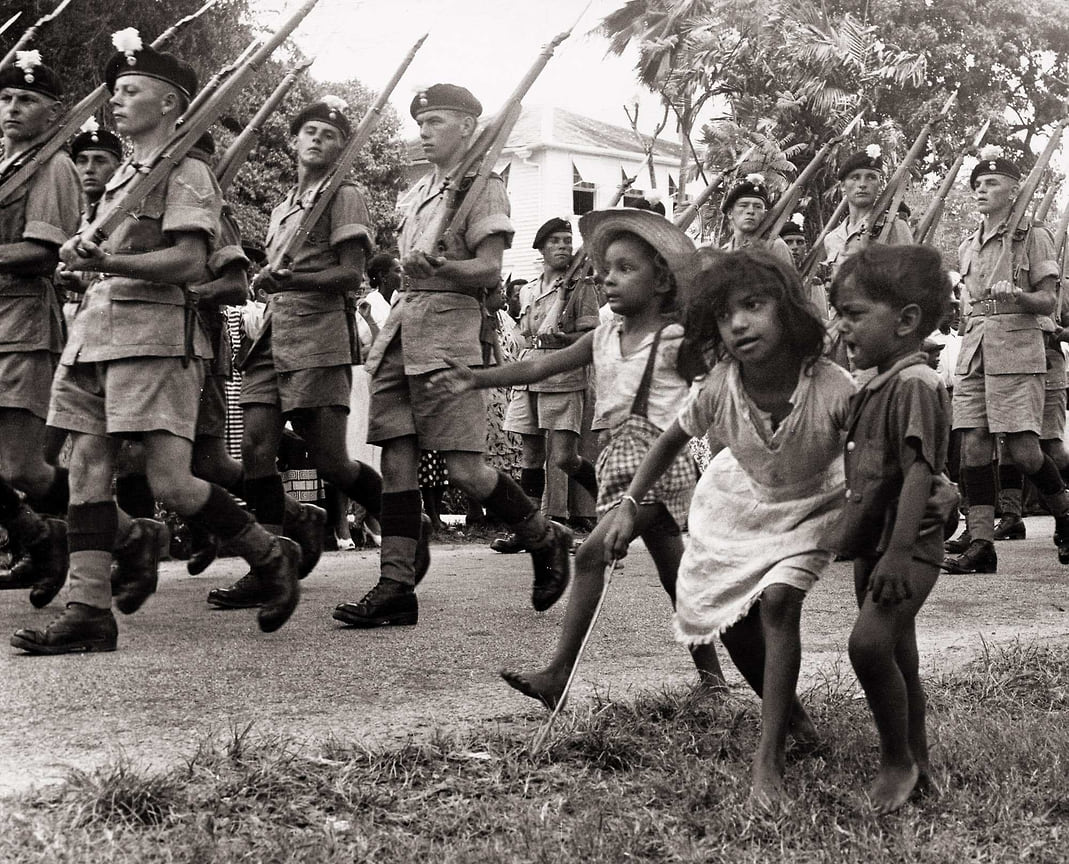 Британские солдаты маршируют по Джорджтауну, Британская Гвиана, 1953 год