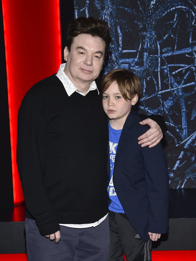 Майк Майерс с сыном Спайком Майерсом, на премьере четвертого сезона «Странных дел», 2022 год