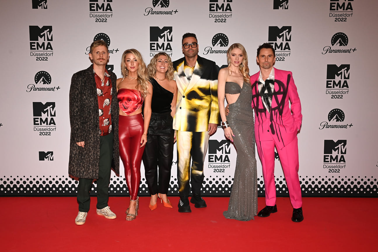 Доминик Ховард со спутницей, Кэрис Болл, Крис Уолстенхолм, Эль Эванс и Мэтью Беллами на красной дорожке во время церемонии MTV Europe Music Awards 2022