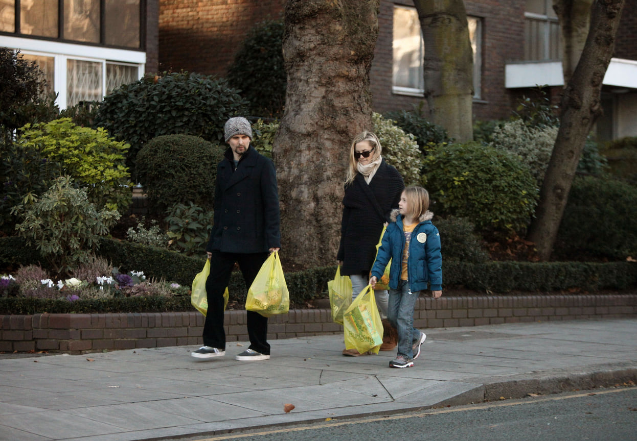 Беллами встречался с актрисой Кейт Хадсон, в 2011 году у пары родился сын Бингем «Бинг» Хоун Беллами. В 2014-м пара рассталась. На фото: Мэтью Беллами, Кейт Хадсон и ее 5-летний сын Рассел Робинсон возвращаются с продуктами из супермаркета в Лондоне, 2011 год