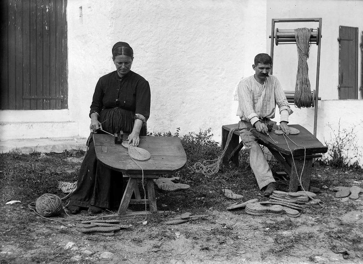 Výroba sandálů s provazovou podrážkou, příprava podrážek. Francie, 1907