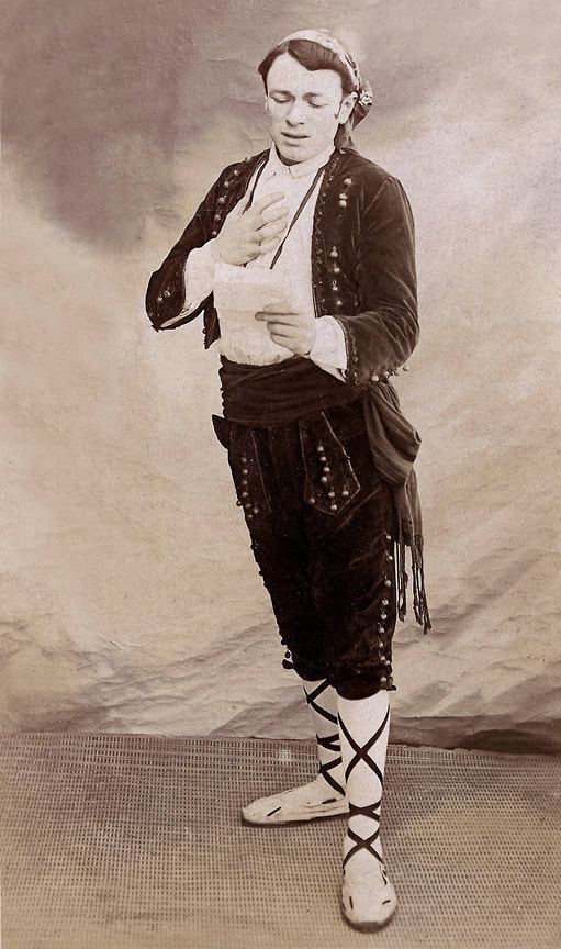 Španělský zpěvák v tradičním španělském kroji: bolero, šátek jako pásek, espadrilky, cca 1900