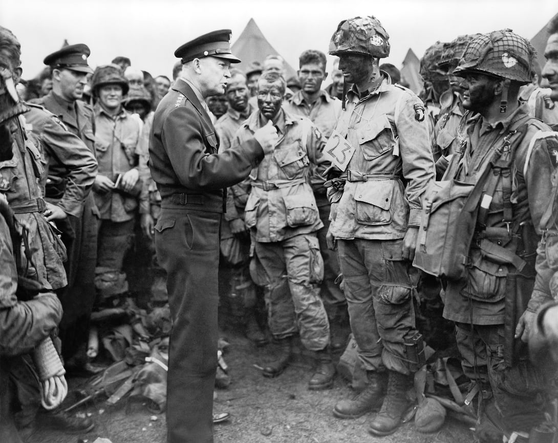 Generál Dwight D. Eisenhower mluví s americkými výsadkáři, 1944