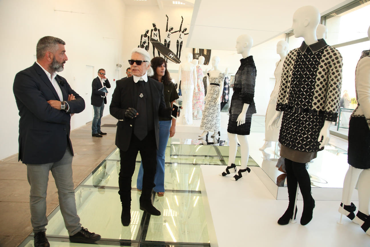 Карл Лагерфельд и директор виллы Ноай Жан-Пьер Блан,  во время открытия 30-го Международного фестиваля моды и фотографии, 2015 год.