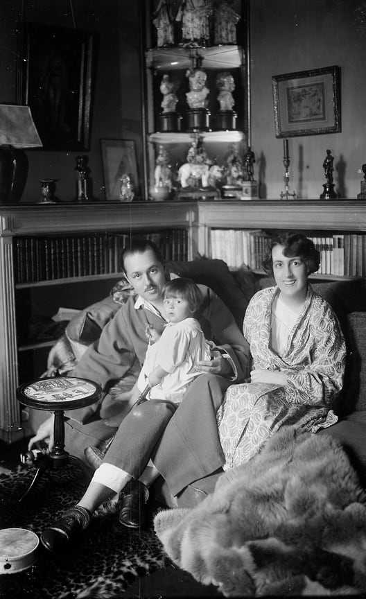 Шарль и Мари-Лор де Ноай с дочерью Лаурой Мадлен Терезой Мари в Париже, 1925 год.