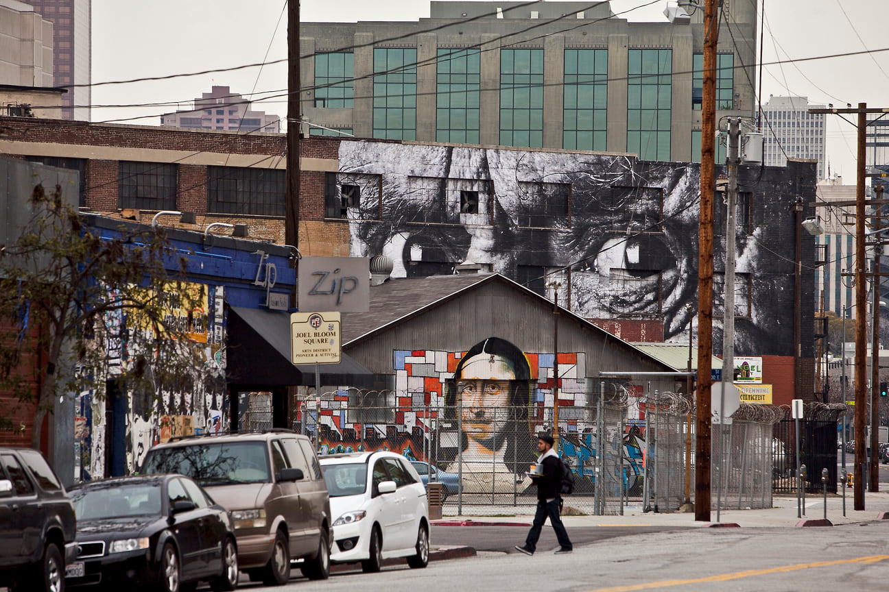 Граффити на стене отеля «Бристоль» (часть проекта «Морщины города»), расположенного в центре Лос-Анджелеса, 2011 год.