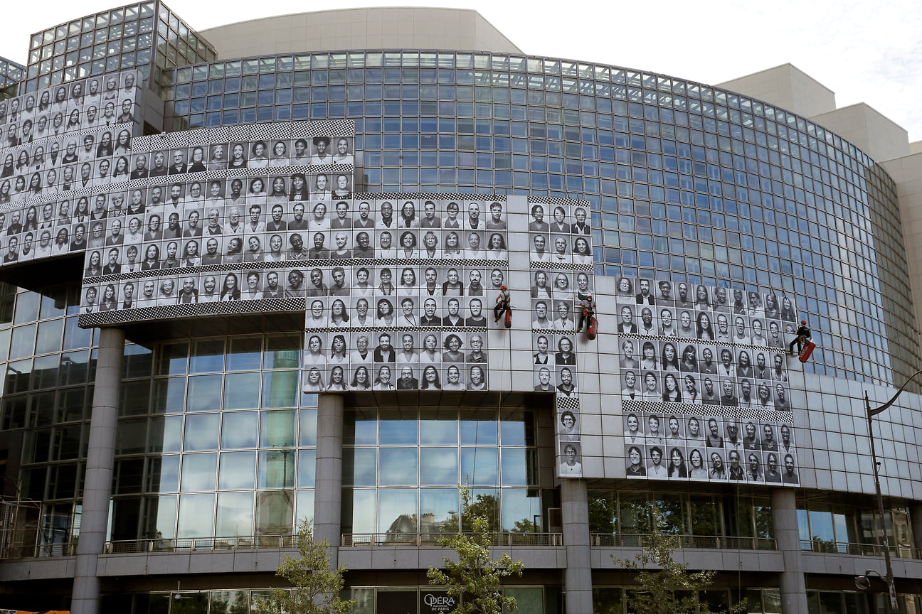 Гигантская мозаика на фасаде Оперы Бастилия в Париже, состоящая из портретов медицинских работников, которые были на передовой во время вспышки коронавируса, 2020 год.